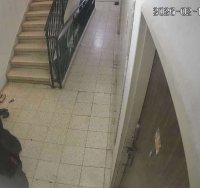 השוטרים בביתו של הבחור (מצלמות אבטחה)