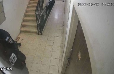 השוטרים בביתו של הבחור (מצלמות אבטחה)