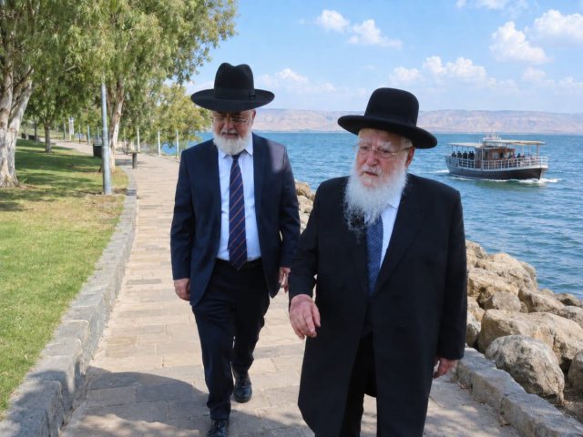 בתמונה; הגר"ח פינטו והרב עובדיה דהן בהליכה ליד הים
