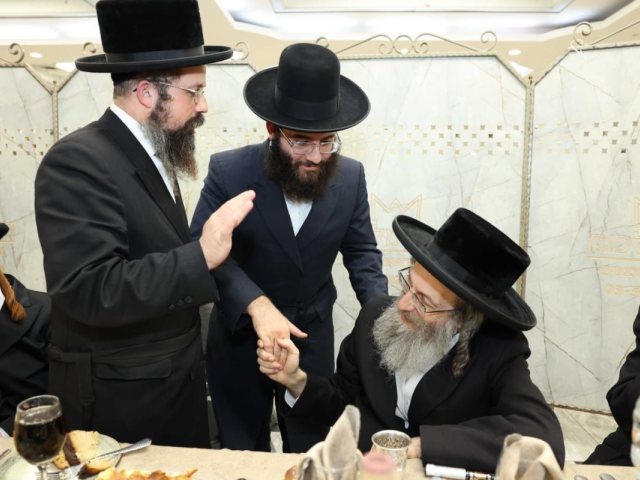 הרב אלימלך בידרמן. נראה לצידו איש העסקים שאול סגל