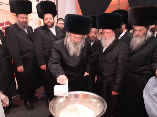 אפיית המצות בגור. יוסי רוזנבוים
