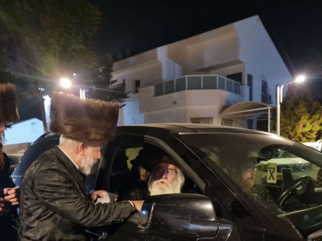 הרב שור נפרד מהאדמור מקרעטשניף