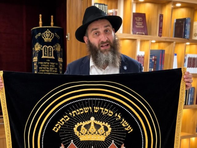 הפרוכת שהוענקה במתנה