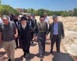 רב העיר ובנו הרב יאשיהו בבית העלמין. א' מיכאלי