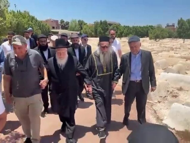 רב העיר ובנו הרב יאשיהו בבית העלמין. א' מיכאלי