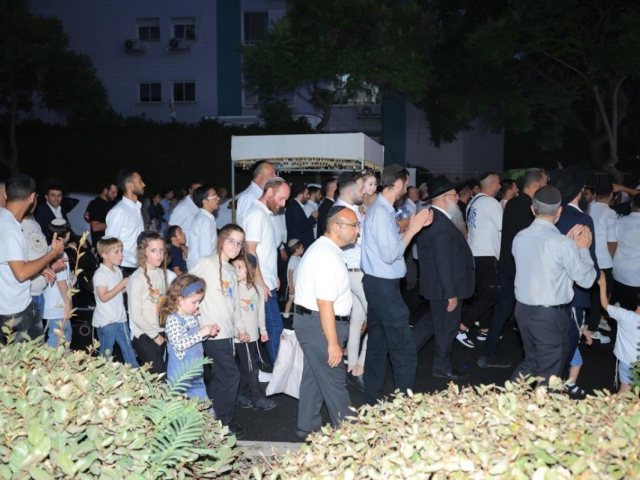 הכנסת ספר התורה. מ' מיכאלי