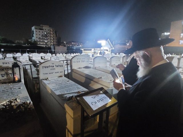 רב העיר הגרי שיינין על קברו של הגרג אדלשטיין זצל. המשפחה