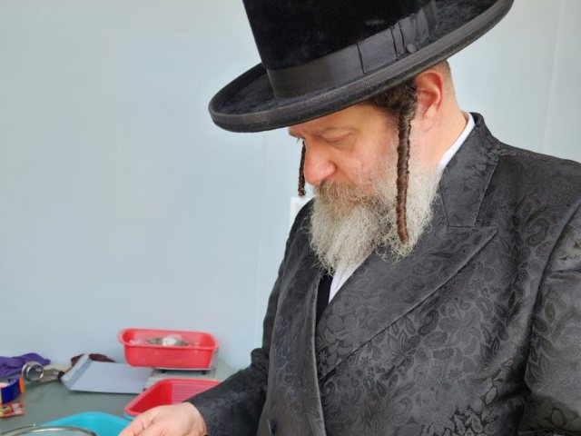 האדמור משאץ בביקור במפעל אורז בסין