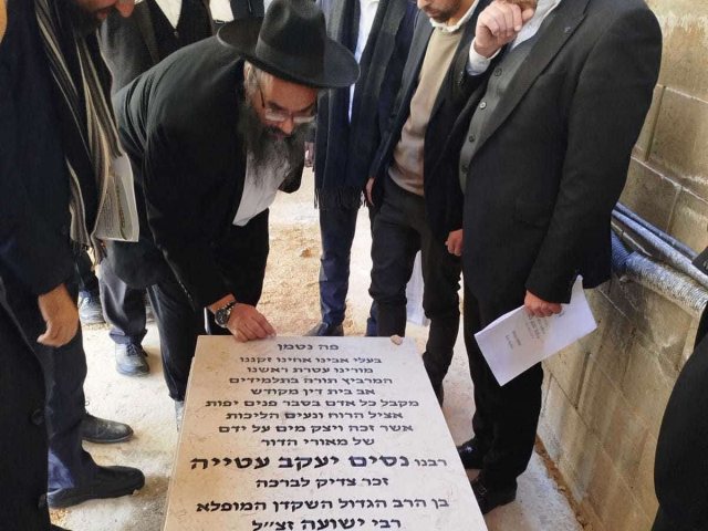 הקמת מצבה על קברו של הגרי עטיה. א' מיכאלי