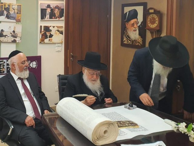 כתיבת אותיות ספר תורה של הרב דהן. א' מיכאלי