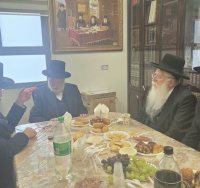 ראשי אגוי עם נציגי אשדוד התורנית. המצלם