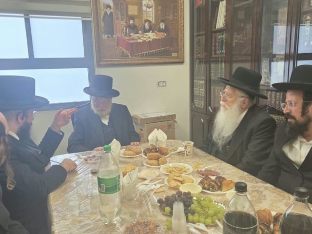ראשי אגוי עם נציגי אשדוד התורנית. המצלם