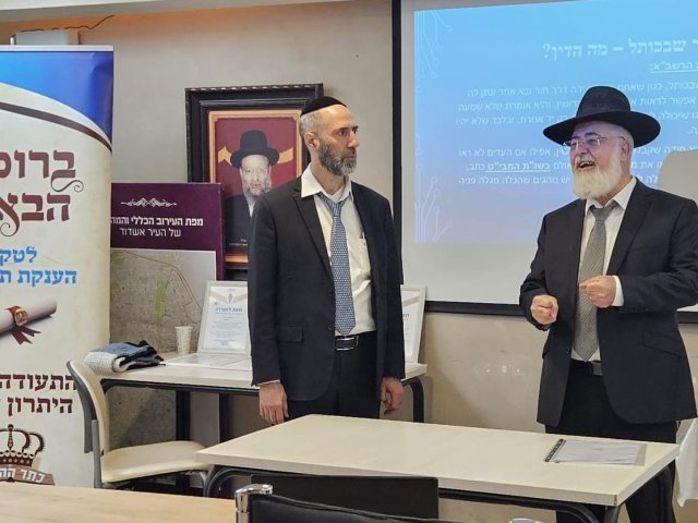 חלוקת תעודות סידור חופה וקידושין. מ' מיכאלי