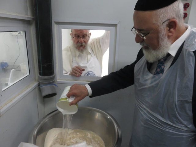 הרב דהן באפיית מצות. א' מיכאלי