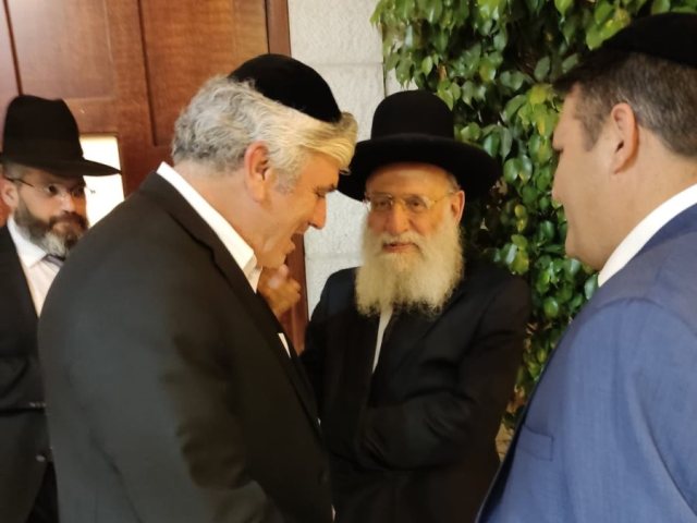 הרב אלבז מברך את רבי אבי אמסלם. צילום: המרכז למורשת