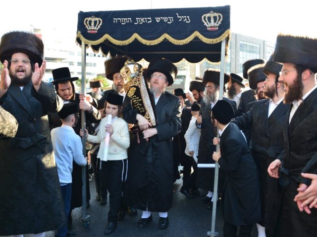 הכנסת ספר תורה למאורי אור. יוסי לוי