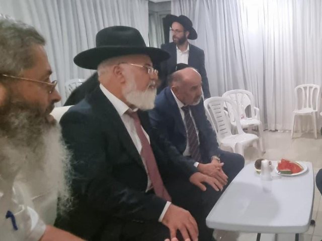 הרב מרגי בניחום אבלים. מ' מיכאלי