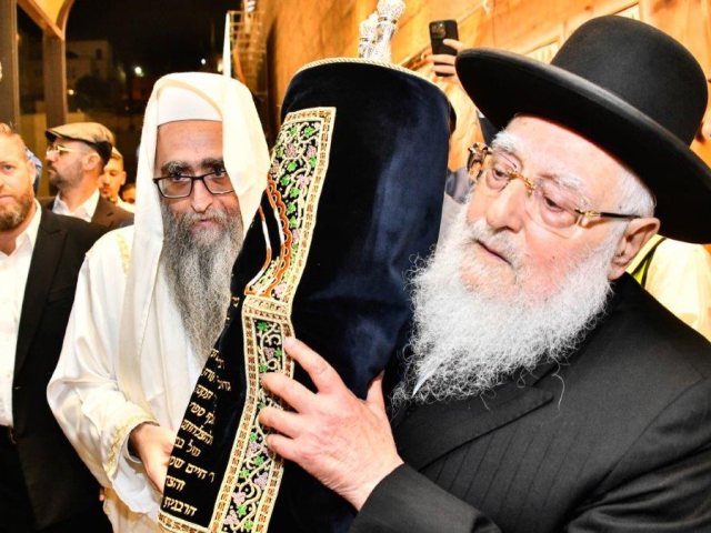 הרב פינטו בכותל. שוקי לרר
