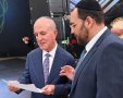 אמסילי עם ראש העיר. א' מיכאלי