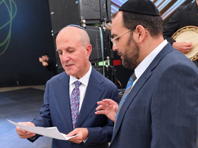 אמסילי עם ראש העיר. א' מיכאלי