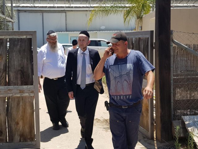 חבר הכנסת אורי מקלב מסייר בישובי עוטף עזה