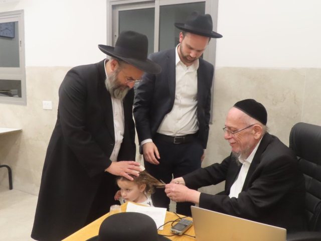 הגרי"ב שרייבר בחאלאקה. המצלם