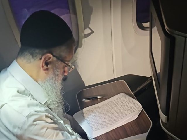 באהבתה ישגה. הגרד יוסף במטוס. א' מיכאלי