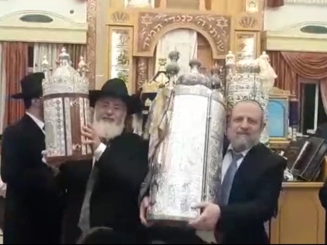 רוקדים וזוכרים. הרב דהן עם ספר התורה שנכתב לזכרם של הערירים