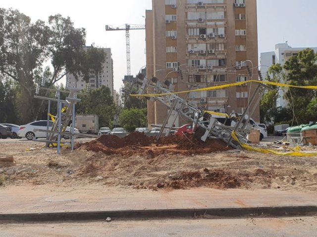 העמודים מונחים על הקרקע. רגע לפני שילקחו לגריטה