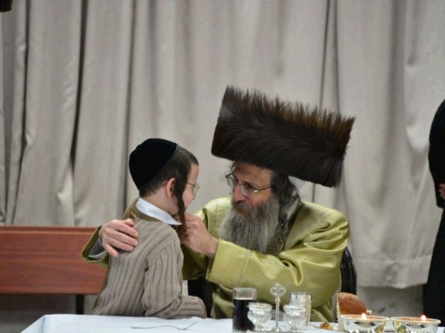 המשפיע רבי אלימלך בידרמן במוצש. יוסי לוי