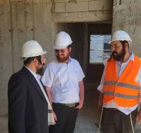 טננהויז עם העובדים בבניין התת. המצלם