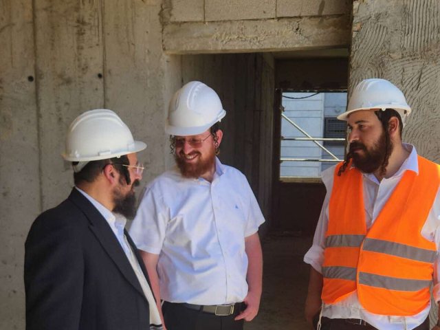 טננהויז עם העובדים בבניין התת. המצלם