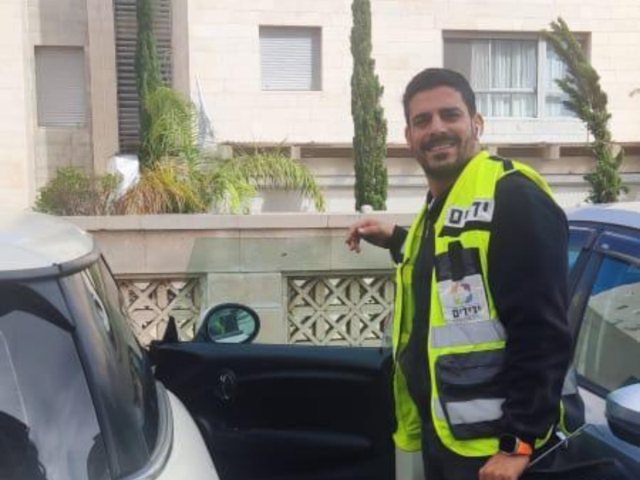 לסרי, נקרא לחלץ פעוטה שננעלה ברכב בשגגה. קרדיט: דוברות ידידים