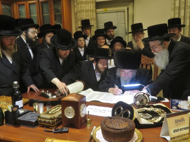 כ"ק האדמו"ר מבעלזא בכתיבת אותיות בספר התורה. צילום: ממלכת
