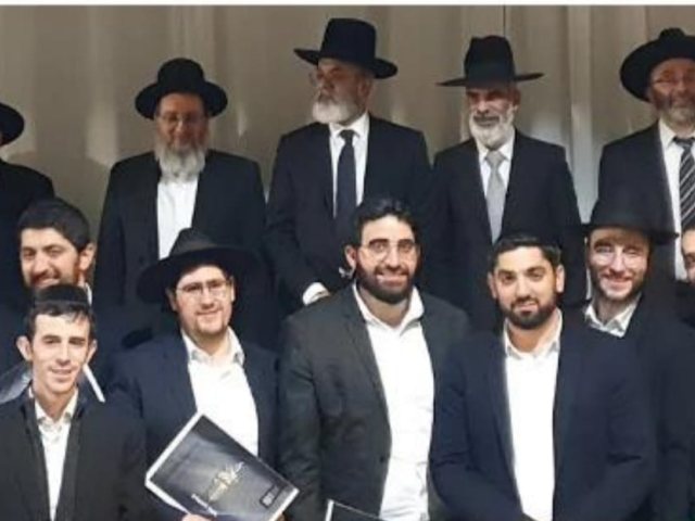 הדיין עם האברכים הצרפתיים. א' מיכאלי