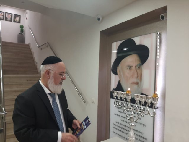 נר למאה. הרב דהן בהדלקת הנרות במועצה