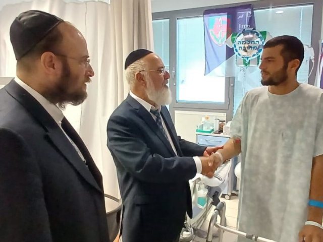 יור המועהד ורב ביהח בביקור אצל הפצועים. א' מיכאלי