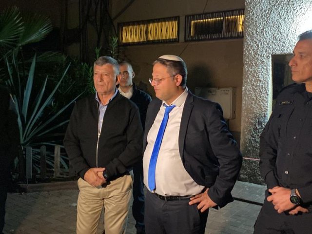 השר בזירת הרצח. צילום: עופר אשטוקר