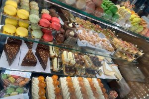  עוגות חלות ומבחר גדול של מאפים בכשרות בד״צ 