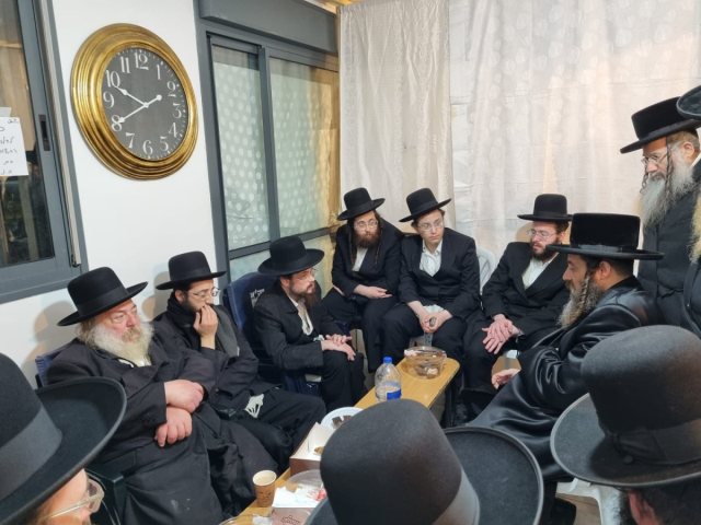 האדמור מפיטסבורג בניחום אבלים אצל רוטשילד-לב.צילום: באדיבות המצלם