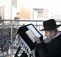 הגר"ד לנדו שליט"א בעצרת. אריה לייב אברמס