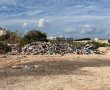 מפגע תברואתי חמור: הרי פסולת וצחנה בלתי נסבלת ליד מוסדות חינוך בעיר (וידאו)