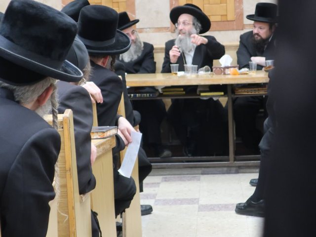 המשפיע בביהמד בעלזא. צילום: דבש