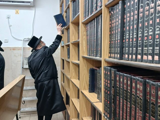 האדמור מקוסון בעיר. א' מיכאלי