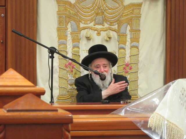 הרב ארלנגר בדרשתו. א מיכאלי