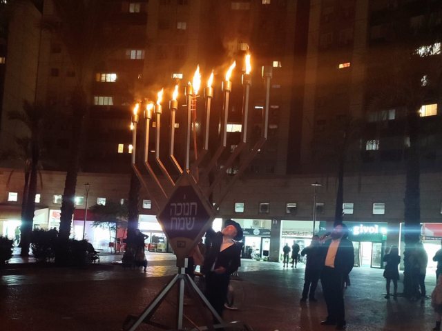 יועץ ראש העיר למגזר החרדי הרב עזרא שור בהדלקה. בית חבד רובע ט