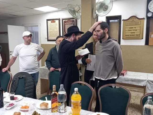 אברהם חיים דוידוב בבית חב"ד (מימין). צילום: גבריאל צסרסקי