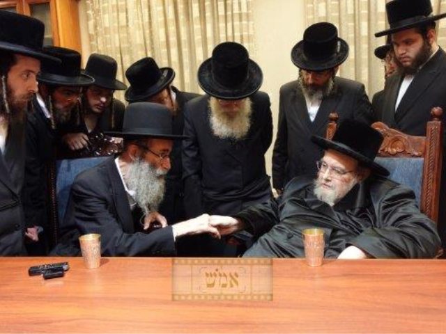 הרב אברהם יצחק וולפסון בביקור אצל האדמו"ר מבעלזא. צילום: א.מ.ש.