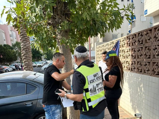 עובדי העיריה בזירת נפילה. שמואל דוד