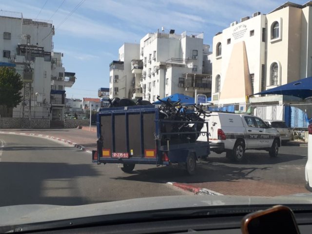 הכיסאות ליד ויזניץ. משטרת ישראל